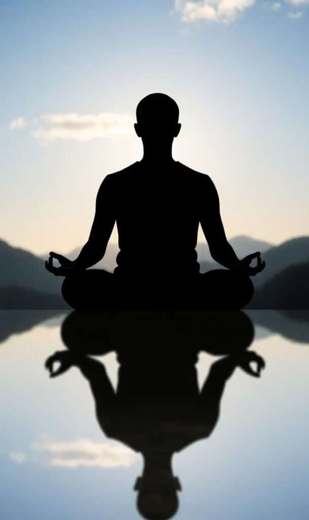 personne pratiquant une posture de yoga d’ancrage mental