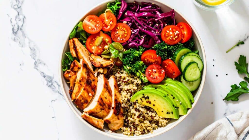 Bowl healthy coloré avec légumes frais et quinoa